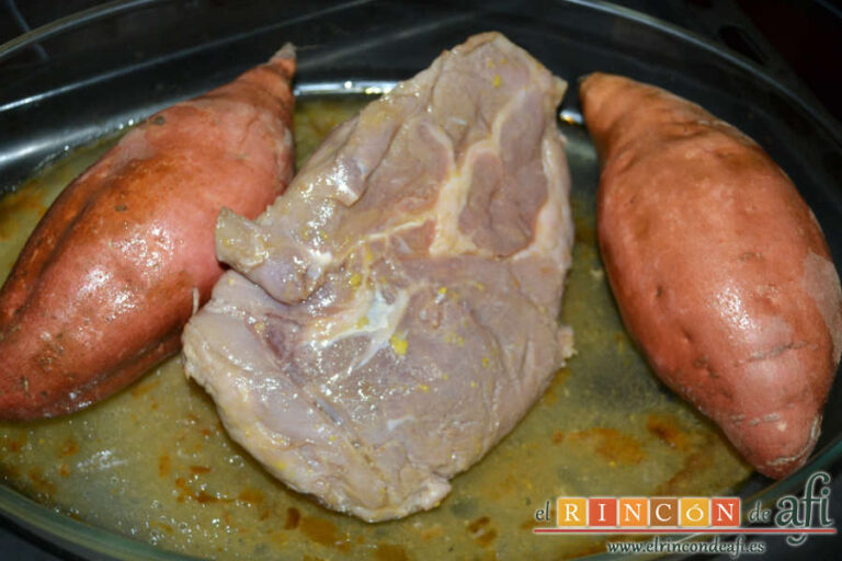 Bondiola al horno con batata y cebollitas canarias asadas, receta paso a paso