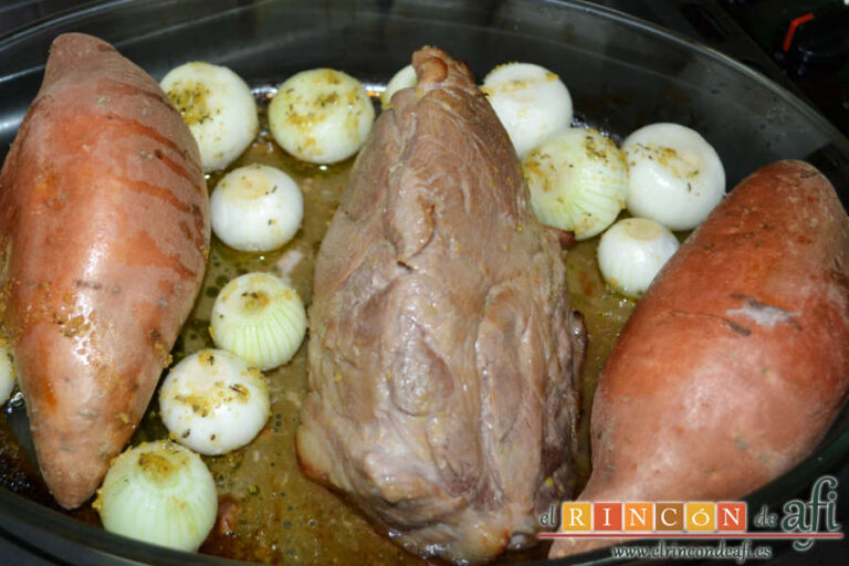 Bondiola al horno con batata y cebollitas canarias asadas, receta paso a paso