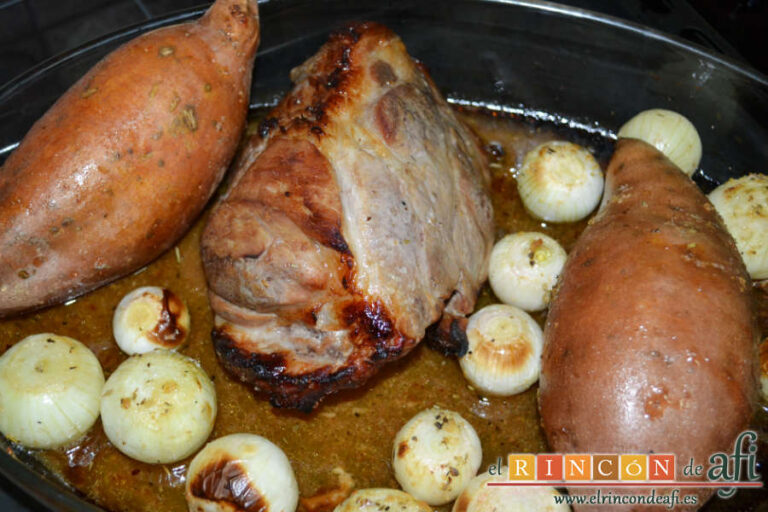 Bondiola al horno con batata y cebollitas canarias asadas, receta paso a paso