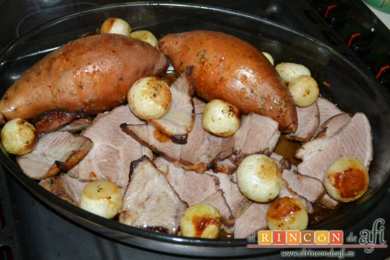 Bondiola al horno con batata y cebollitas canarias asadas, receta paso a paso
