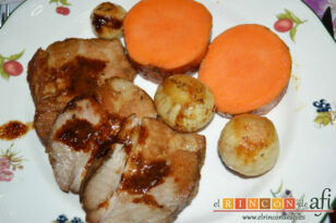 Bondiola al horno con batata y cebollitas canarias asadas, sugerencia de presentación