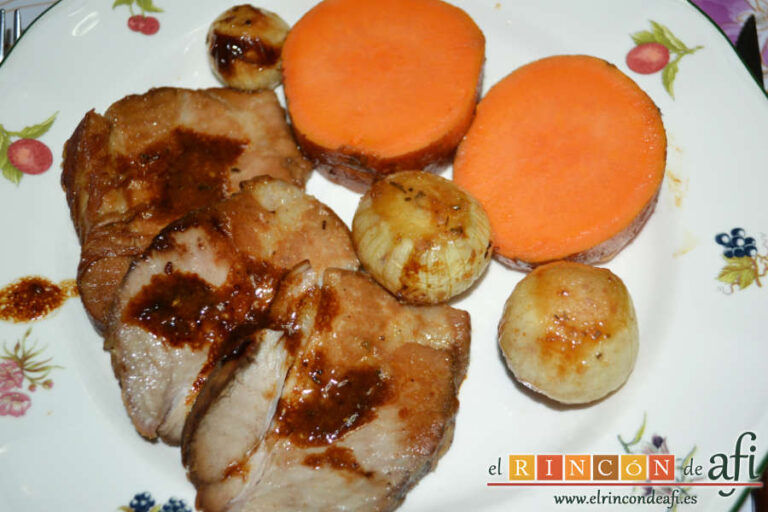 Bondiola al horno con batata y cebollitas canarias asadas, sugerencia de presentación