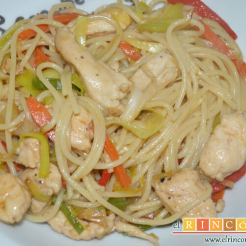 Espaguetis con pollo y verduras al estilo chino