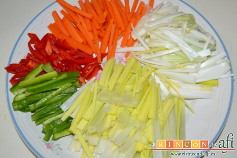 Espaguetis con pollo y verduras al estilo chino, receta paso a paso