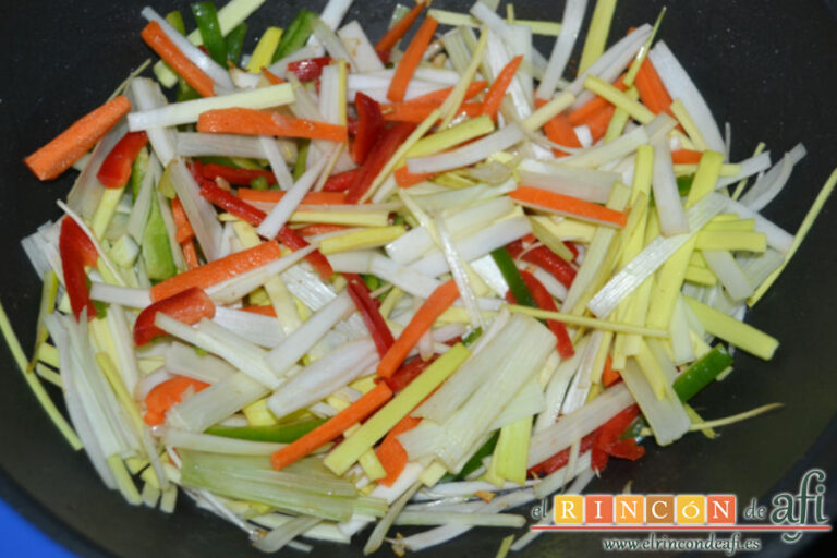 Espaguetis con pollo y verduras al estilo chino, receta paso a paso