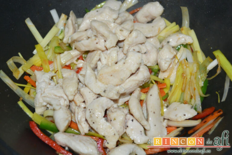 Espaguetis con pollo y verduras al estilo chino, receta paso a paso