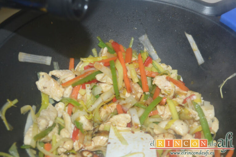 Espaguetis con pollo y verduras al estilo chino, receta paso a paso
