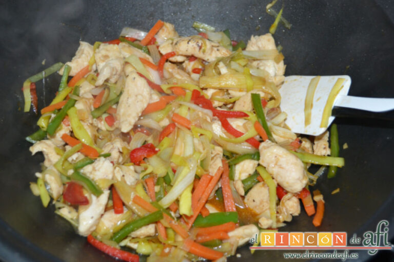 Espaguetis con pollo y verduras al estilo chino, receta paso a paso