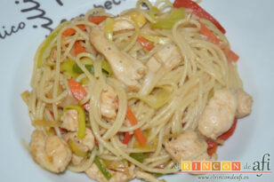 Espaguetis con pollo y verduras al estilo chino, sugerencia de presentación