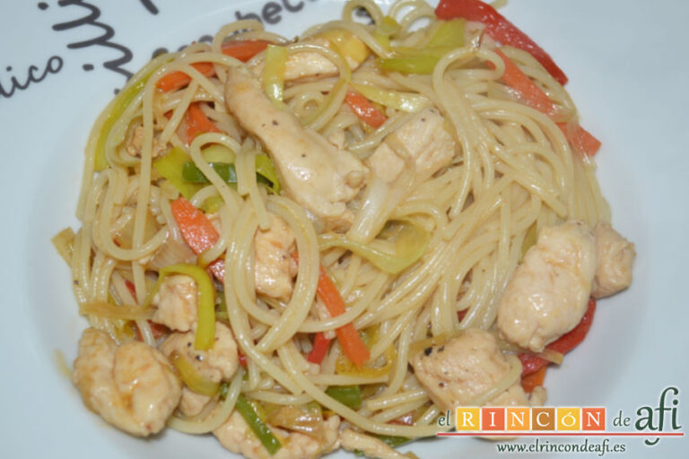 Espaguetis con pollo y verduras al estilo chino, sugerencia de presentación