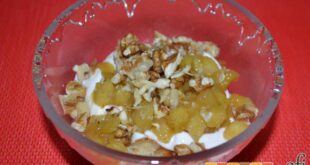 Trifle de manzana, crema de yogur y queso, miel y nueces