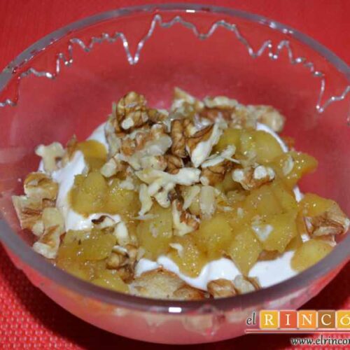 Trifle de manzana, crema de yogur y queso, miel y nueces