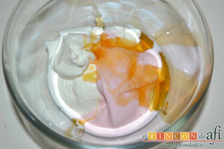 Trifle de manzana, crema de yogur y queso, miel y nueces, receta paso a paso