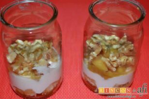 Trifle de manzana, crema de yogur y queso, miel y nueces, receta paso a paso