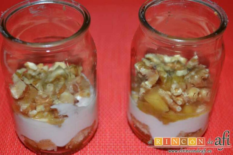 Trifle de manzana, crema de yogur y queso, miel y nueces, receta paso a paso