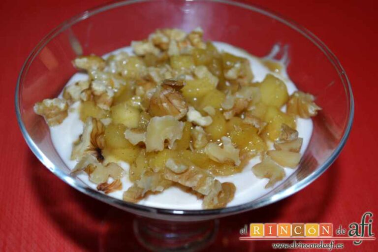 Trifle de manzana, crema de yogur y queso, miel y nueces, sugerencia de presentación