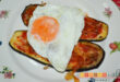 Mini pizzas de berenjena con huevo frito