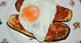 Mini pizzas de berenjena con huevo frito