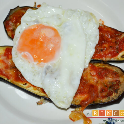 Mini pizzas de berenjena con huevo frito