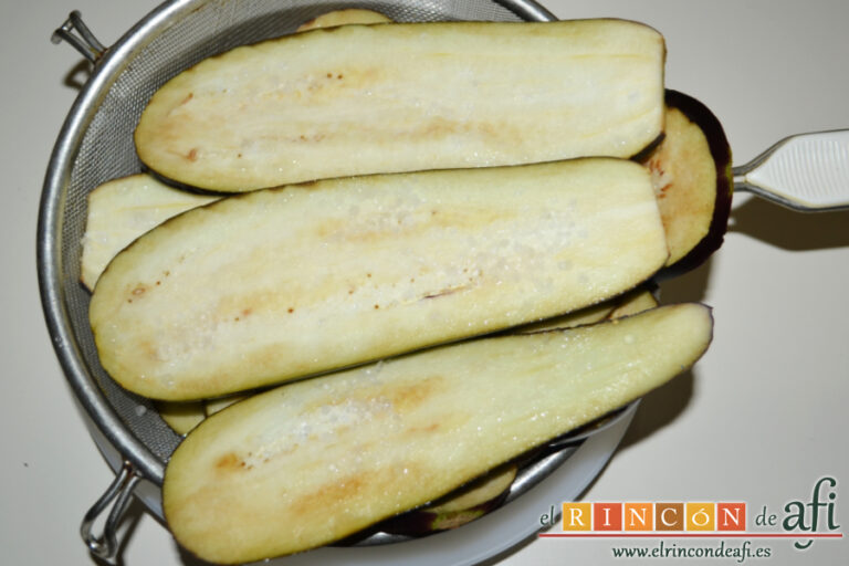 Mini pizzas de berenjena con huevo frito, receta paso a paso