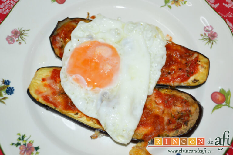 Mini pizzas de berenjena con huevo frito, sugerencia de presentación