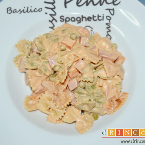Farfalle tricolor con salsa de queso mascarpone