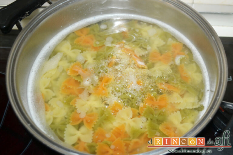 Farfalle tricolor con salsa de queso mascarpone, receta paso a paso