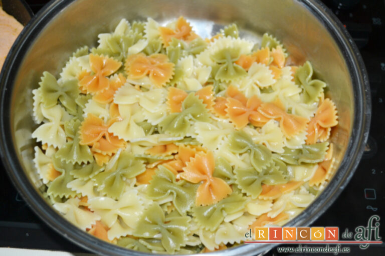 Farfalle tricolor con salsa de queso mascarpone, receta paso a paso