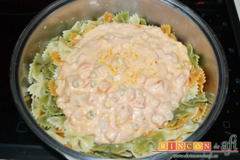 Farfalle tricolor con salsa de queso mascarpone, receta paso a paso
