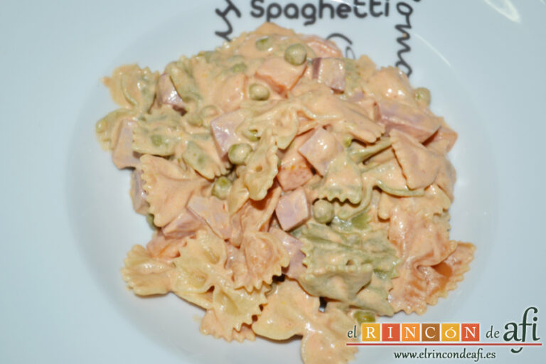 Farfalle tricolor con salsa de queso mascarpone, sugerencia de presentación