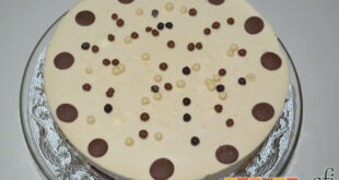 Pastel de chocolate y mousse de turrón