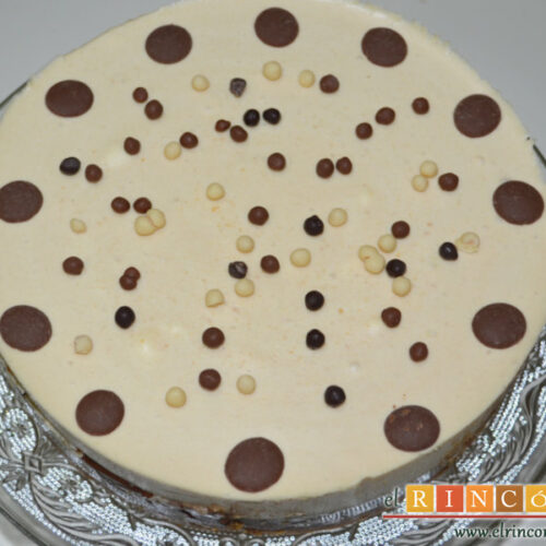 Pastel de chocolate y mousse de turrón