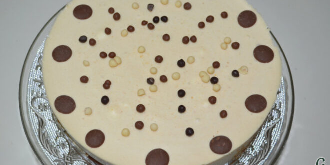Pastel de chocolate y mousse de turrón