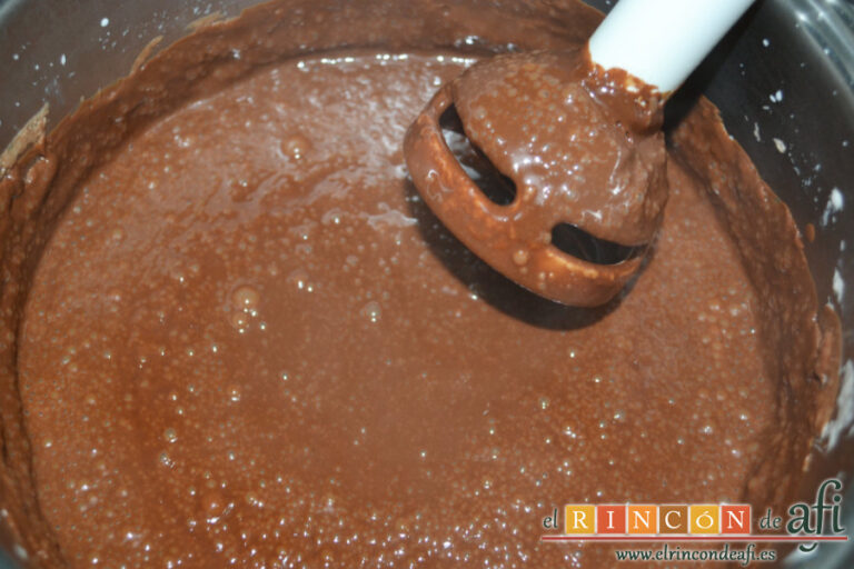 Pastel de chocolate y mousse de turrón, receta paso a paso