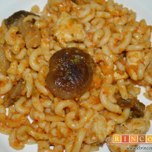 Fideuá con pollo y setas variadas