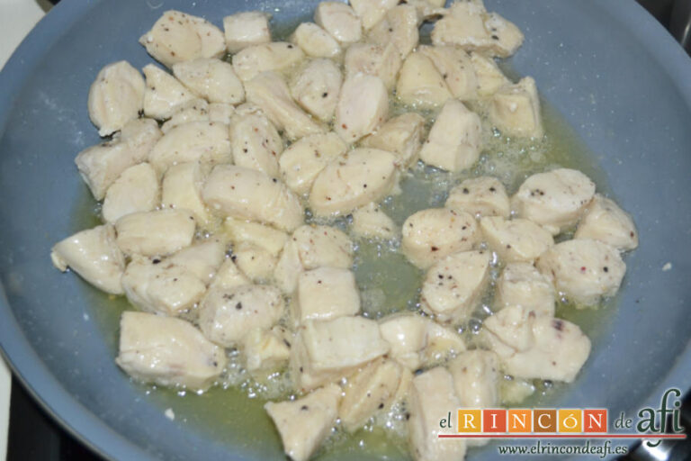 Fideuá con pollo y setas variadas, receta paso a paso