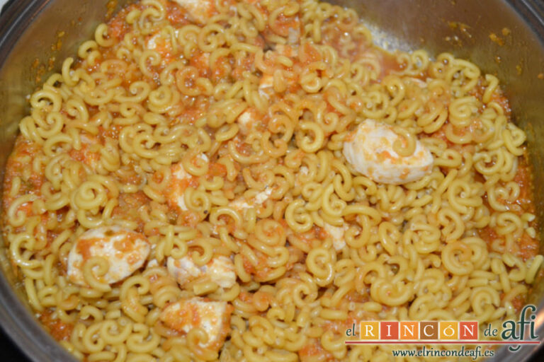 Fideuá con pollo y setas variadas, receta paso a paso