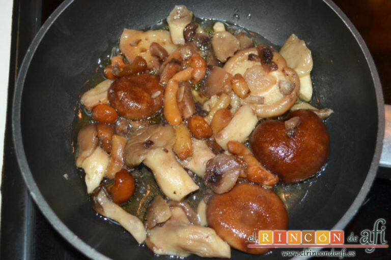 Fideuá con pollo y setas variadas, receta paso a paso