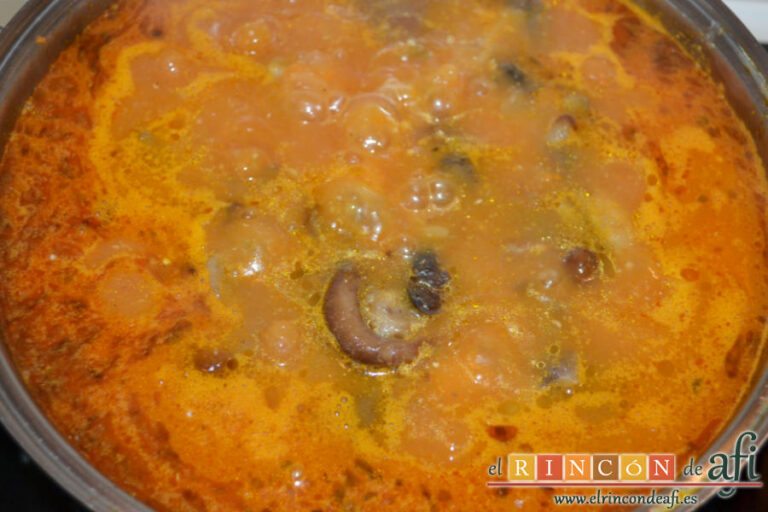 Fideuá con pollo y setas variadas, receta paso a paso