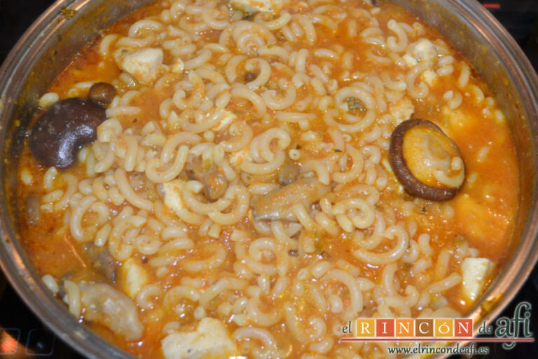 Fideuá con pollo y setas variadas, receta paso a paso