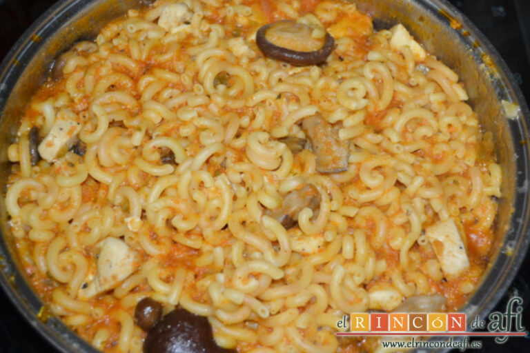 Fideuá con pollo y setas variadas, receta paso a paso
