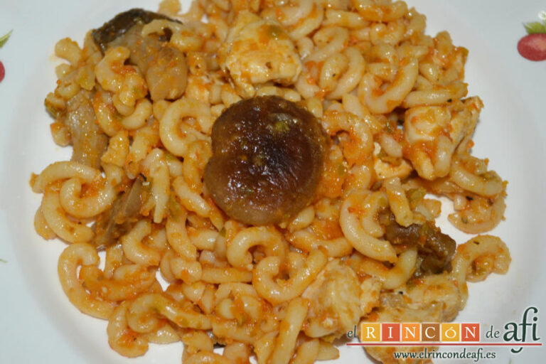 Fideuá con pollo y setas variadas, sugerencia de presentación