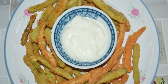 Palitos de verduras y salsa de yogur