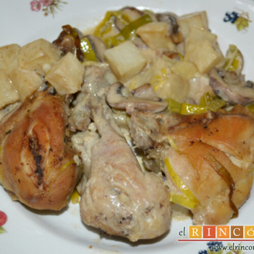 Pollo con salsa cremosa de puerro y champiñones