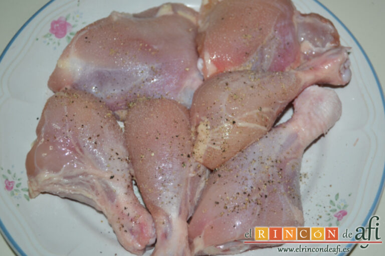 Pollo con salsa cremosa de puerro y champiñones, receta paso a paso