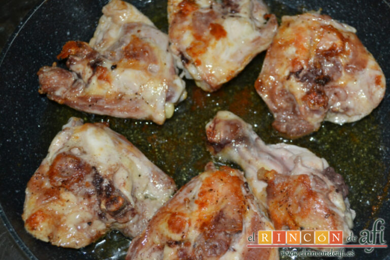 Pollo con salsa cremosa de puerro y champiñones, receta paso a paso