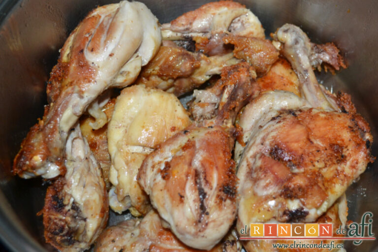 Pollo con salsa cremosa de puerro y champiñones, receta paso a paso