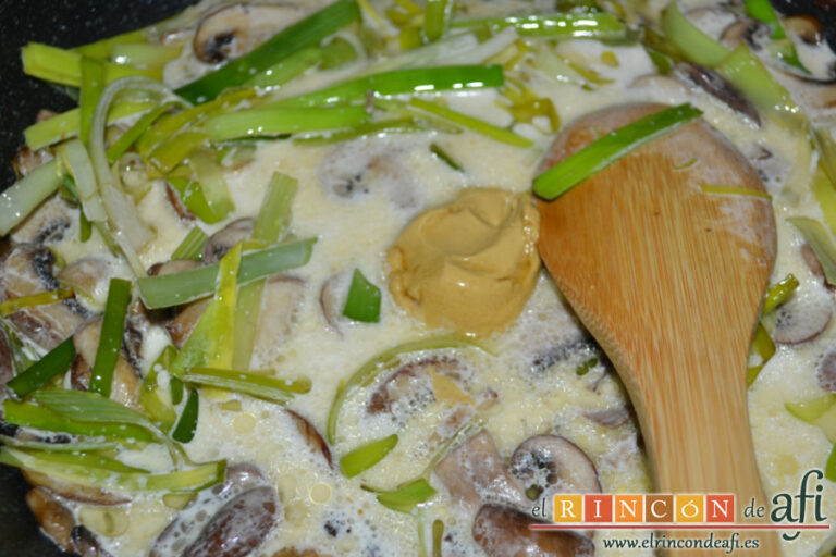 Pollo con salsa cremosa de puerro y champiñones, receta paso a paso