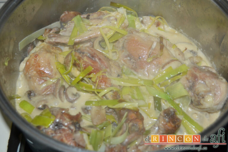 Pollo con salsa cremosa de puerro y champiñones, receta paso a paso