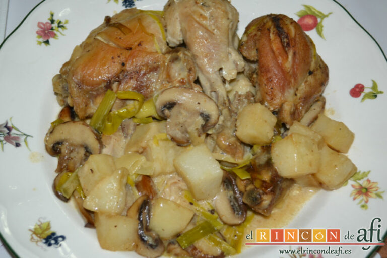 Pollo con salsa cremosa de puerro y champiñones, sugerencia de presentación